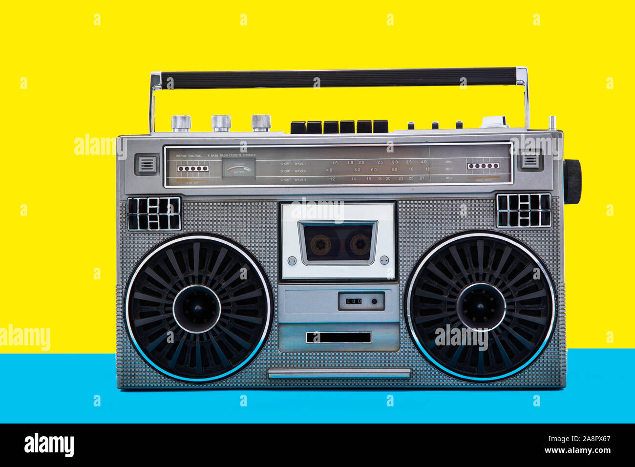 1980 s Silber Retro Radio Boom Box auf farbigen Hintergrund. Disco Musik Stockfoto