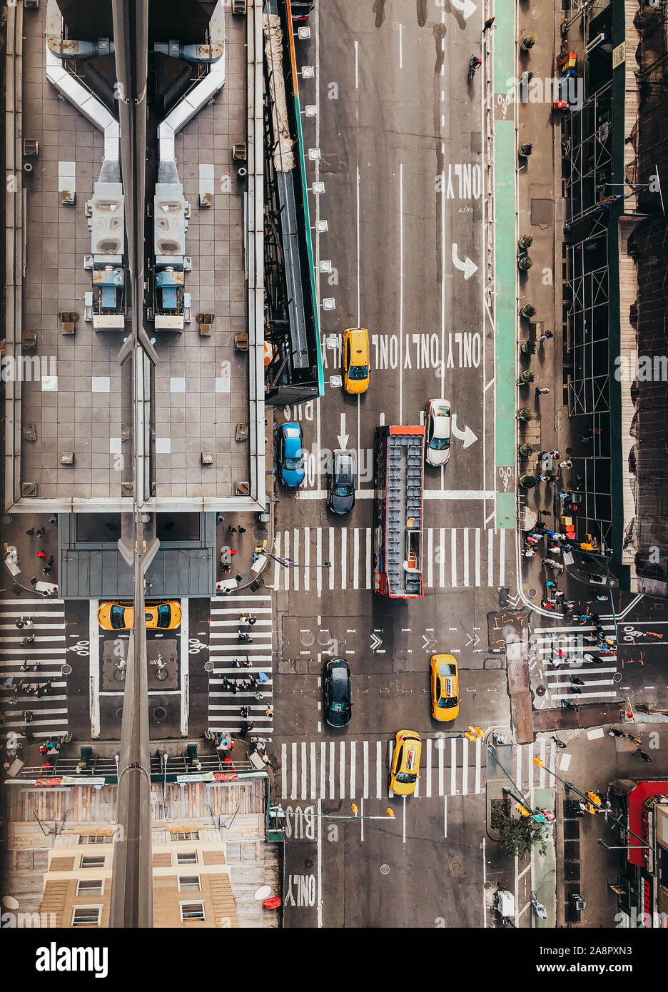 Ansicht von oben von Fahrzeugen auf einem New York City street Kreuzung Stockfoto