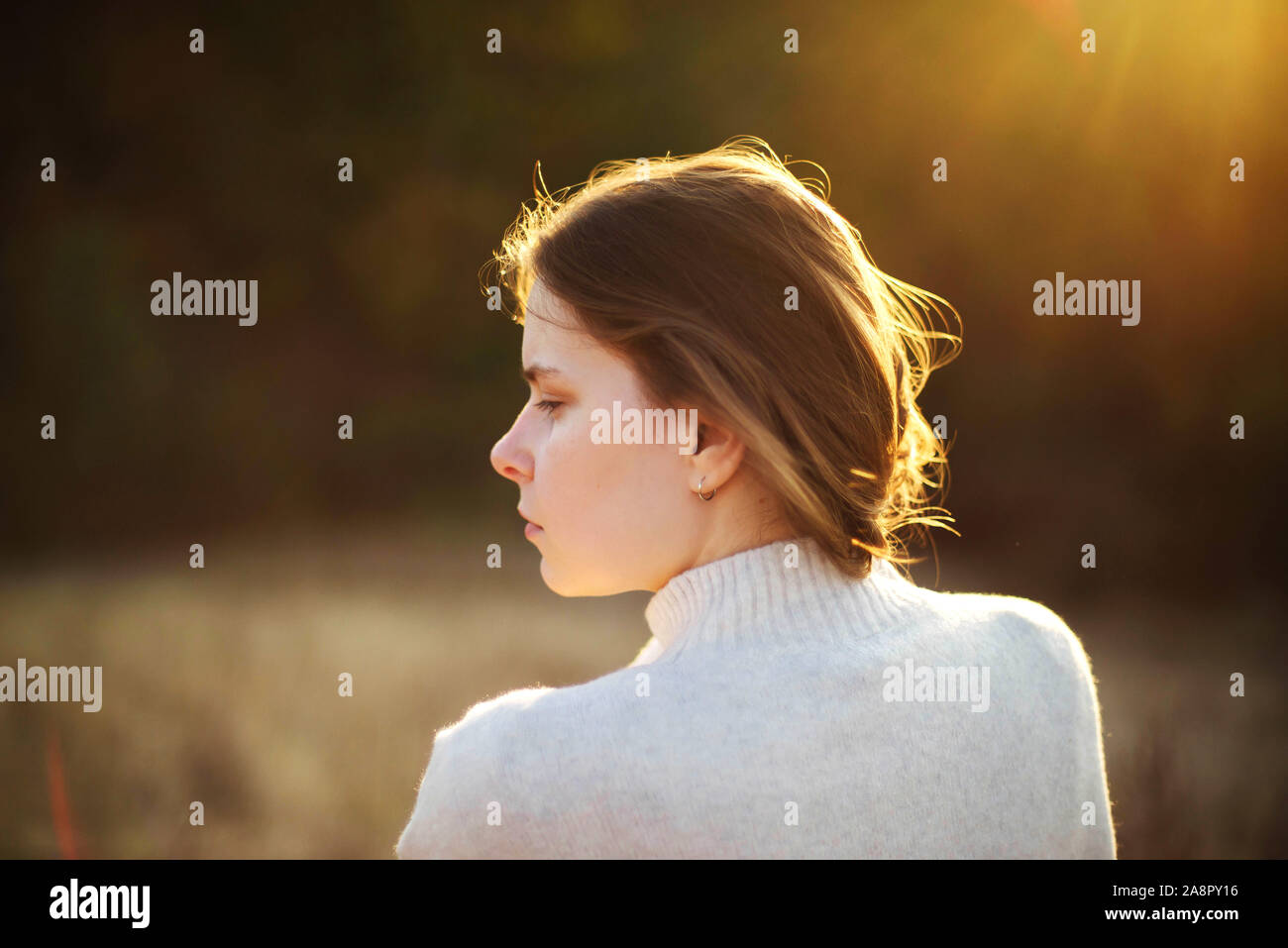 Schöne portrait einer jungen stilvolle Frau an einem sonnigen Tag in der Au Stockfoto