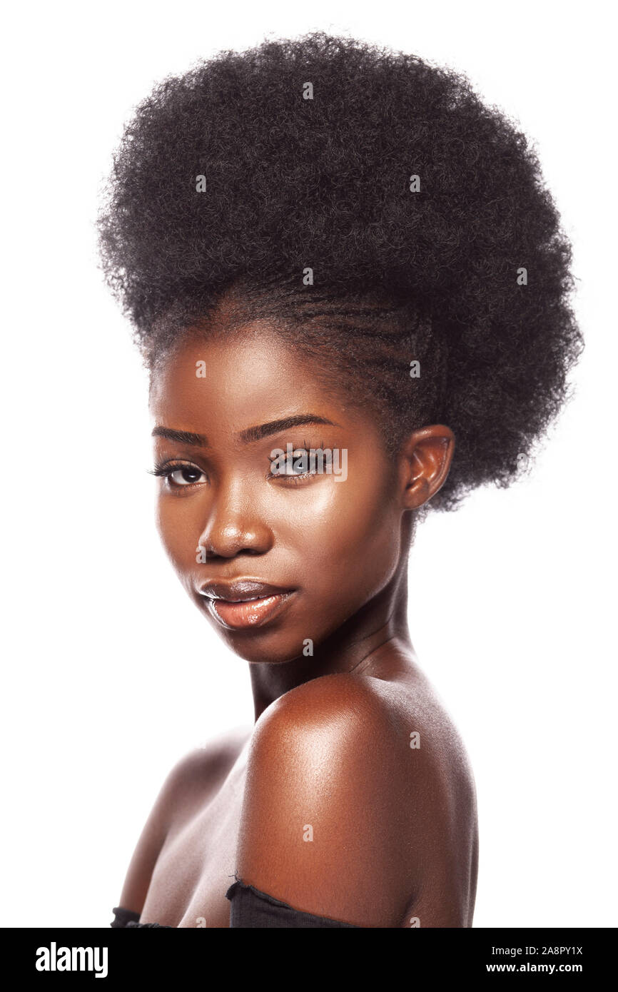 Junge schöne afrikanische Frau mit Afro Stockfoto