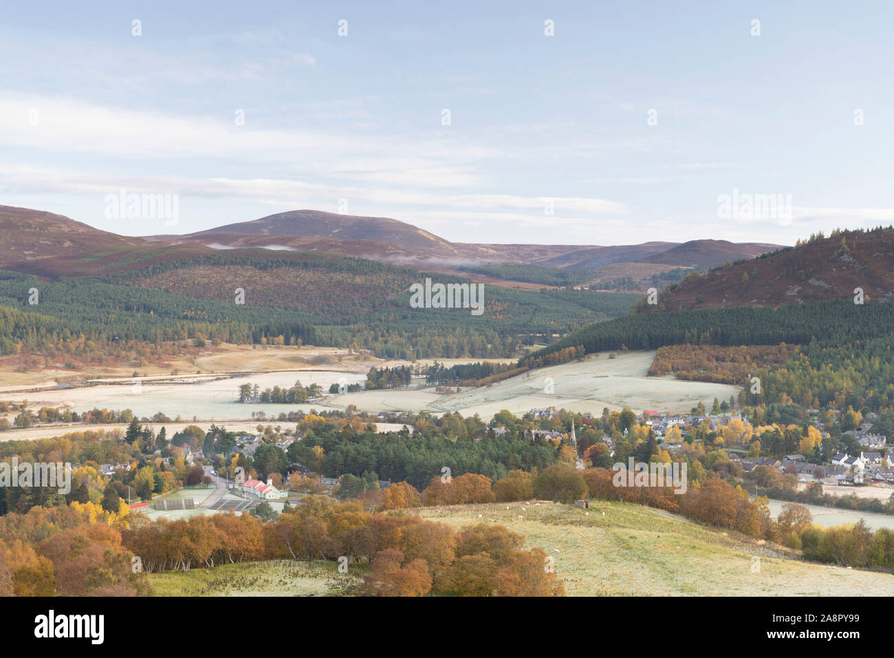 Das Dorf Braemar & der Fluss Dee, umgeben von Bergen, an einem frostigen Herbstmorgen im Cairngorms National Park, Schottland, von Morrone aus gesehen Stockfoto