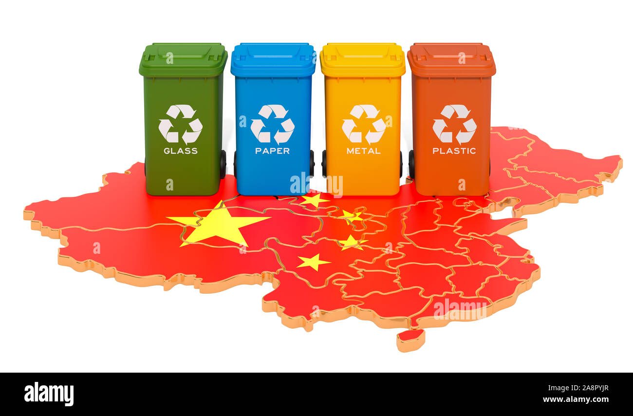 Recycling von Abfällen in China. Farbige Mülltonnen auf der Karte von China, 3D-Rendering auf weißem Hintergrund Stockfoto