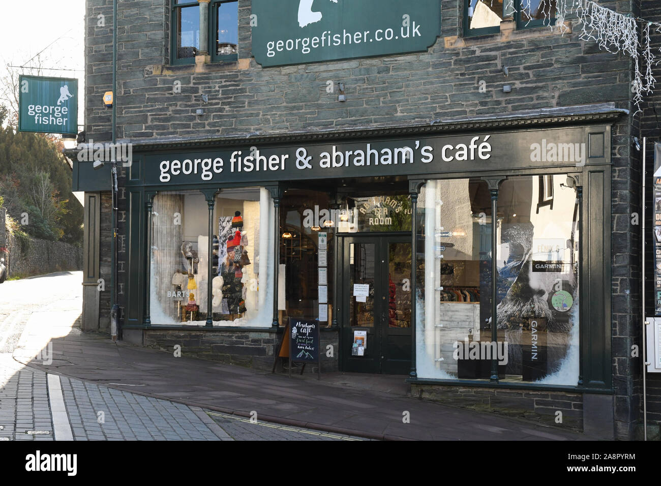 George Fisher outdoor Shop und abrahams Cafe, Keswick, Cumbria, England, Großbritannien Stockfoto