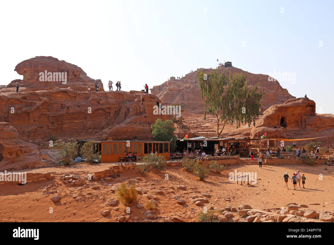 Cafés und Aussichtspunkte gegenüber dem Kloster, Petra, Wadi Musa, dem Governorat Ma'an, Jordanien, dem Nahen Osten Stockfoto