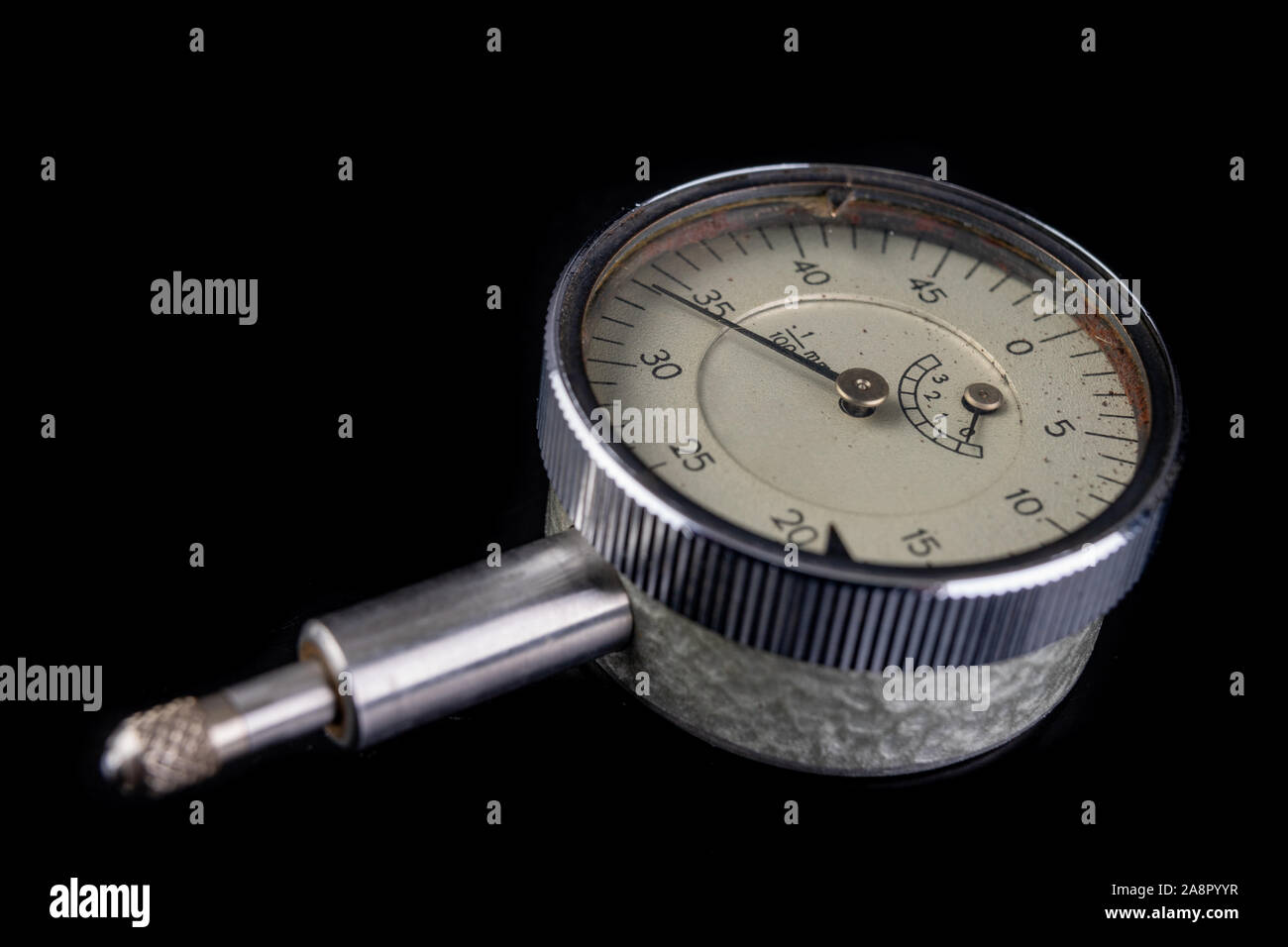 Analoger Sensor für präzise Messungen in einer dunklen Umgebung. Ein Werkzeug für präzise Messungen in der Werkstatt. Schwarzen Hintergrund. Stockfoto