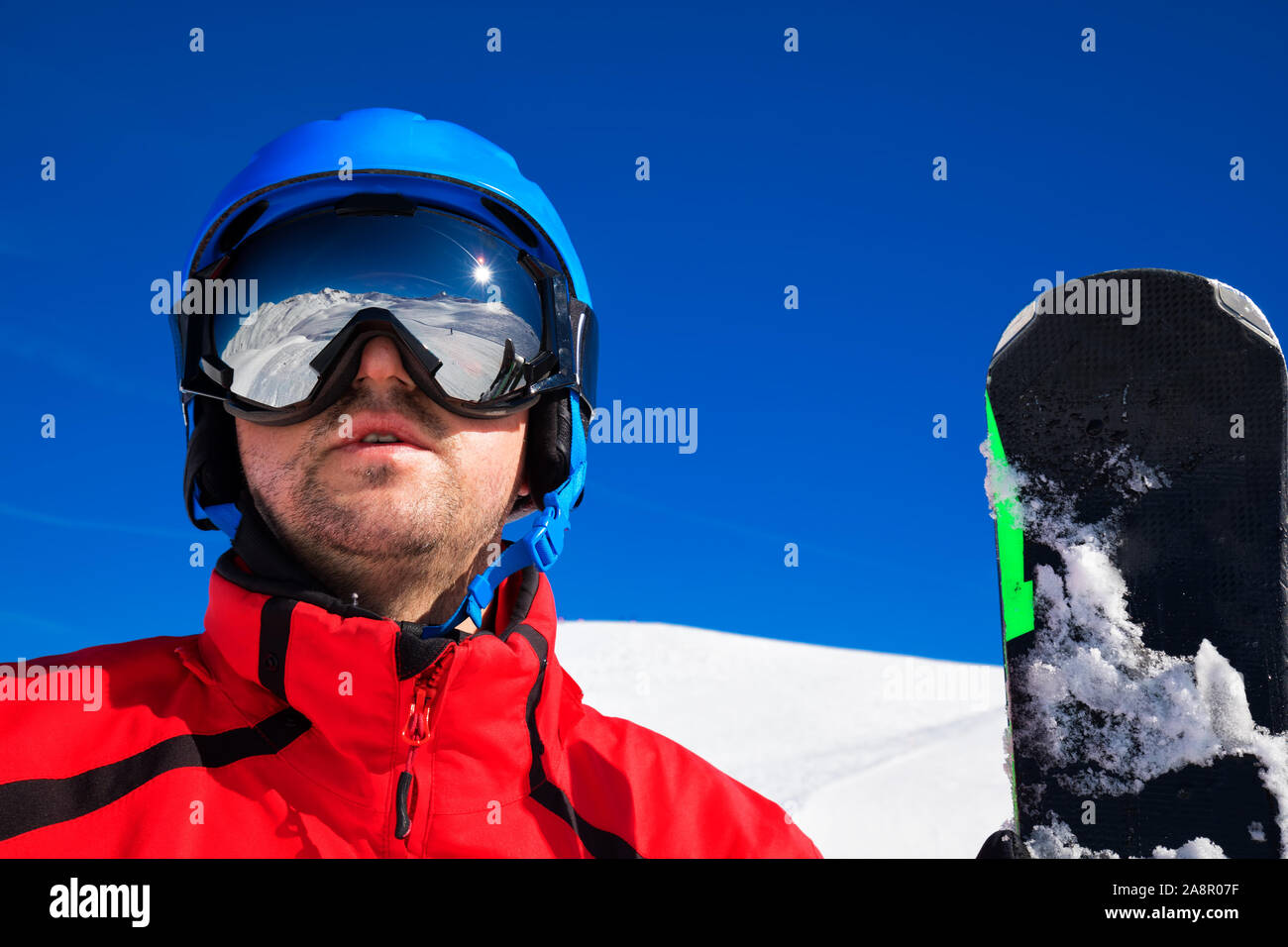 Skieir mit Skibrille und seine Reflexion der Alpen Stockfoto