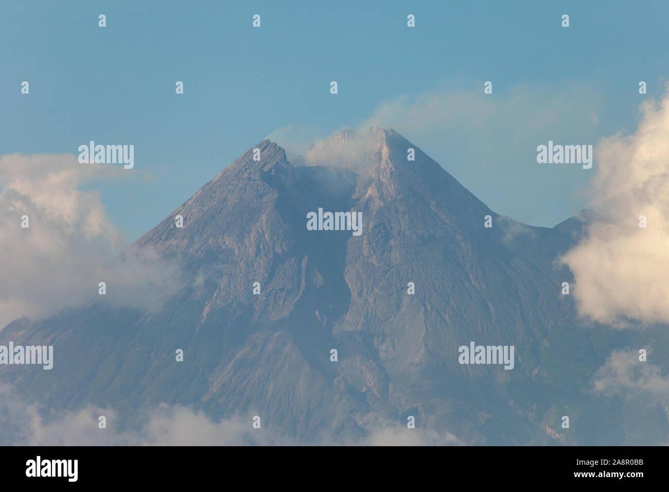 Merapi, Gunung Merapi, einen Vulkan auf Java, Indonesien, durch warmes Abendlicht leuchten nach ein heftiger Regenschauer. Stockfoto