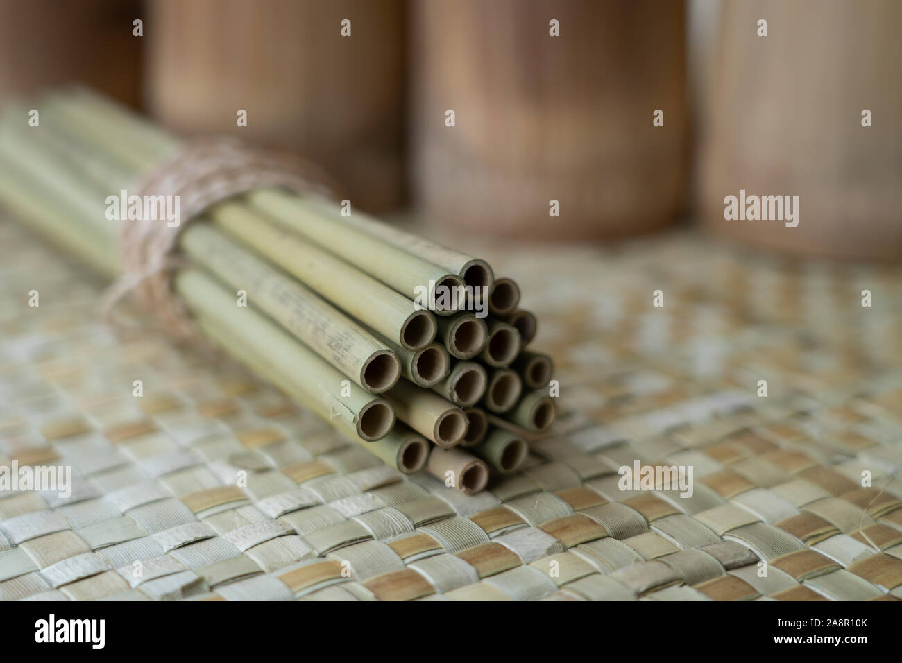 Eine Charge von wiederverwendbaren Bambus Strohhalme. Highlights die Möglichkeit, mit natürlichen Produkten als Alternative zu Kunststoff Stockfoto
