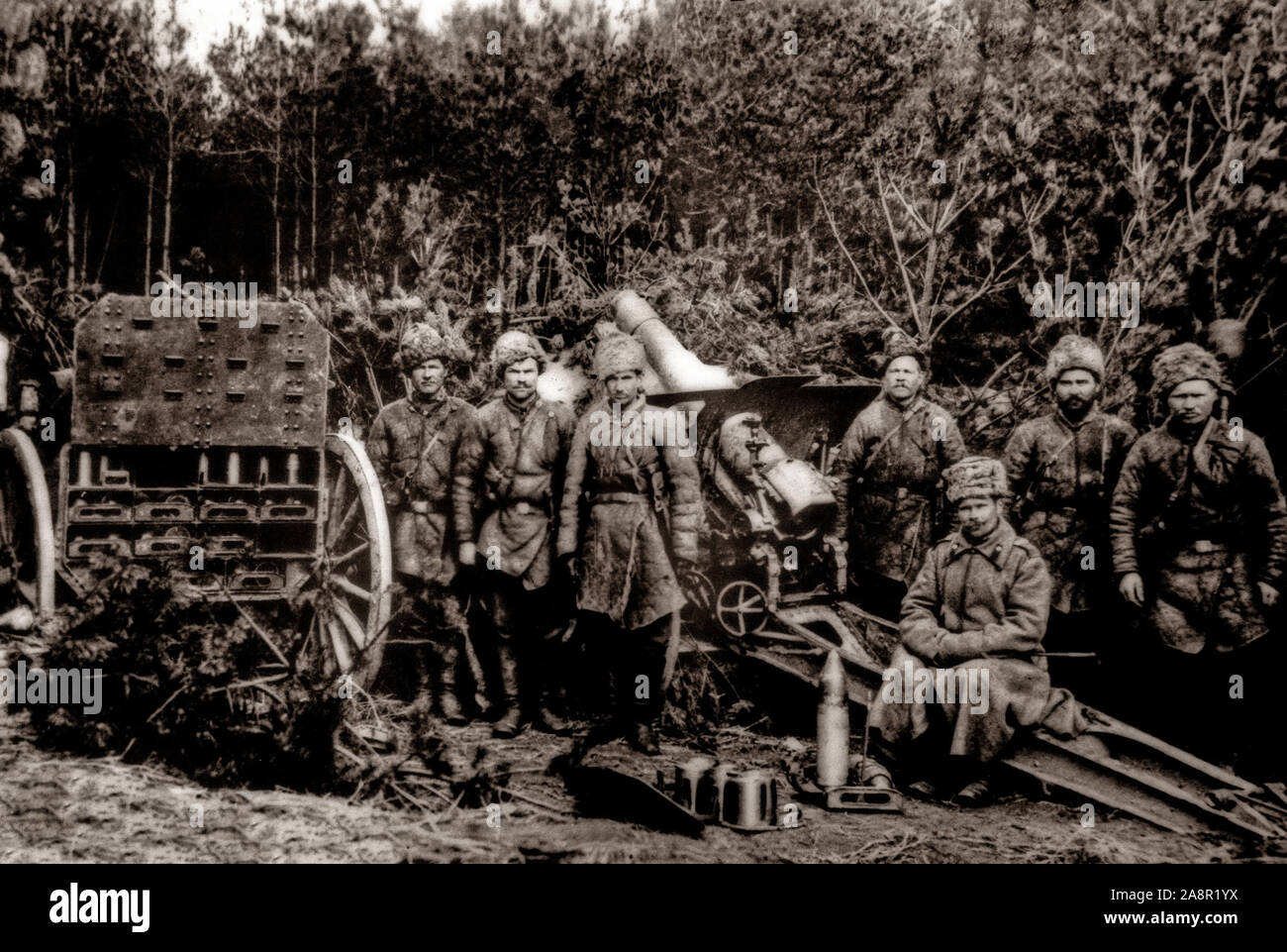 Schwere Artillerie bemannt von russischen Soldaten in einem polnischen Wald in der zweiten Schlacht an den Masurischen Seen, 1915, in dem die deutsche und österreichisch-ungarische Offensive in einer allgemeinen voraus und einer entsprechenden strategischen Rückzug der russischen Armee. Stockfoto
