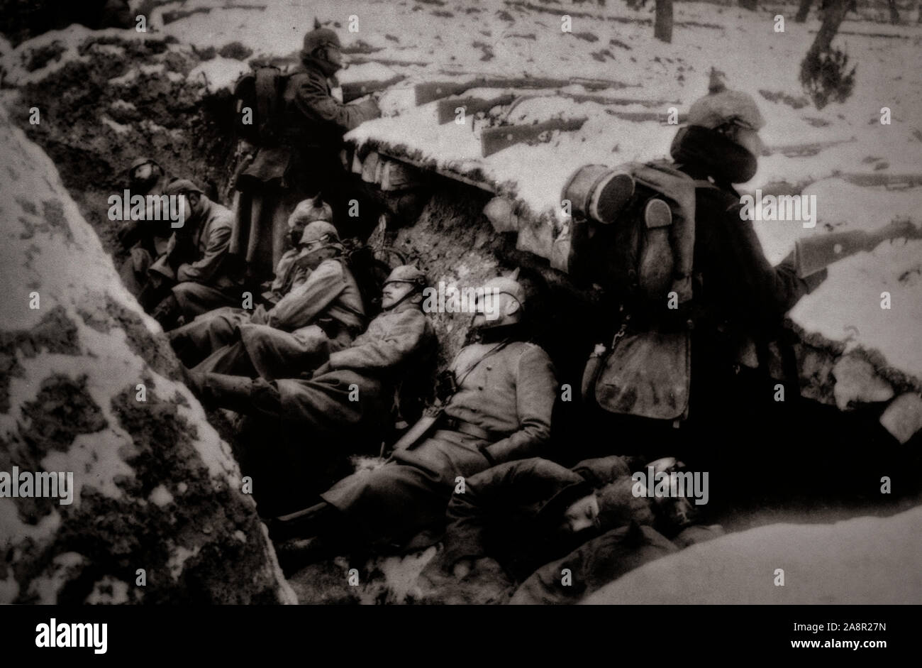 Deutsche Soldaten ruhen, während ihre Gewehre bereit sind für Maßnahmen über einen Graben in Ostpreußen im Winter 1914-15. Im Spätsommer 1914 der Russischen, Deutschen und Österreichischen Armeen in intensive Schlachten aus Ostpreußen eingerückt in Galicien. Stockfoto