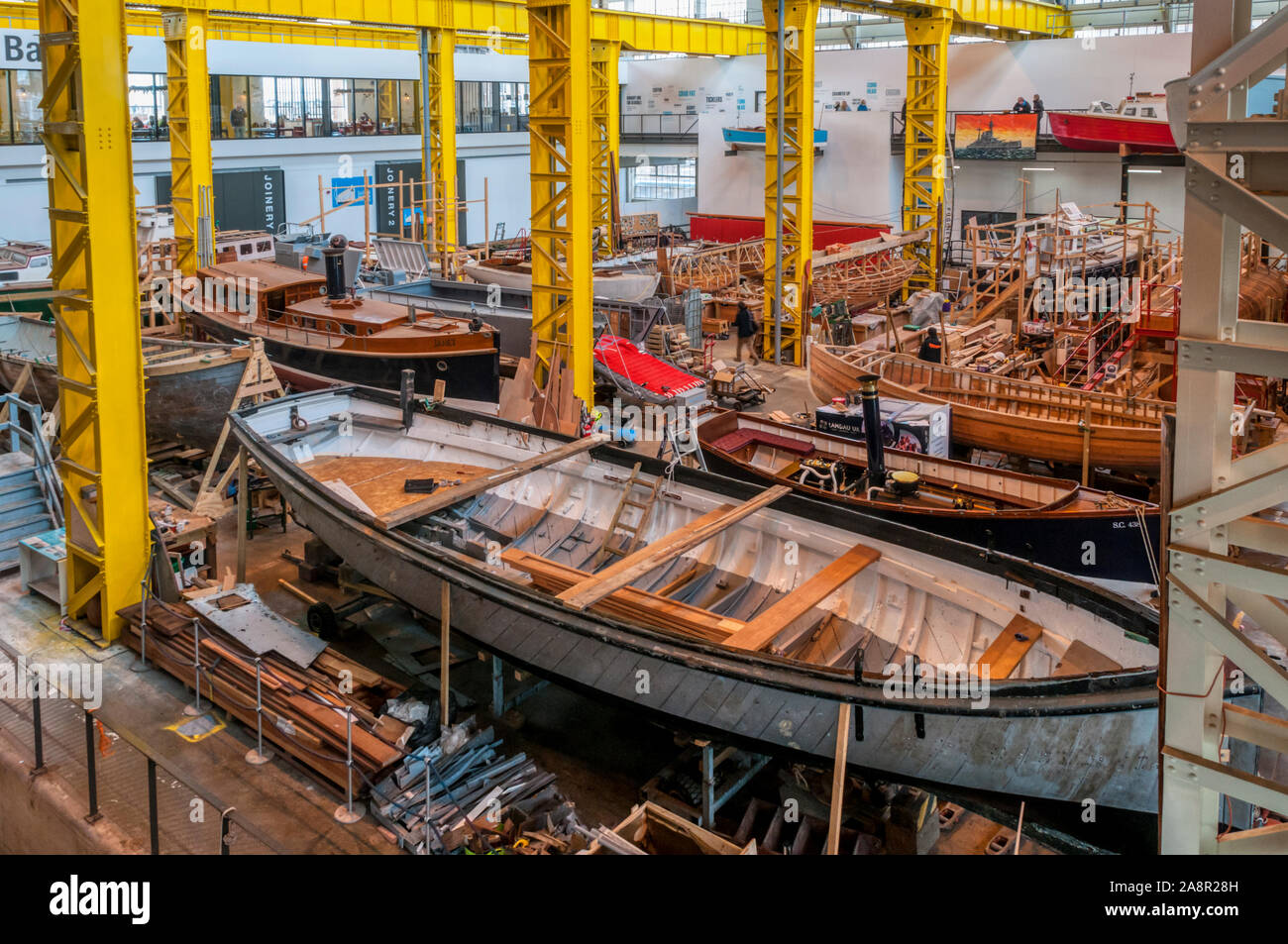 Bootshaus 4 in Portsmouth Historic Dockyard ist die Heimat Großbritannien größte Sammlung von kleinen naval Handwerk & der Internationalen Bootsbau Training College. Stockfoto