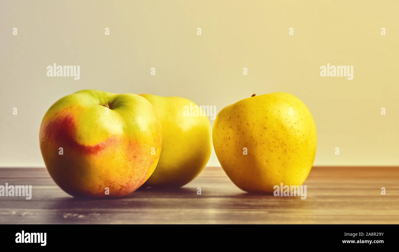 Reife Früchte, Äpfel auf einer hölzernen alte Tabelle. Obst still life Stockfoto