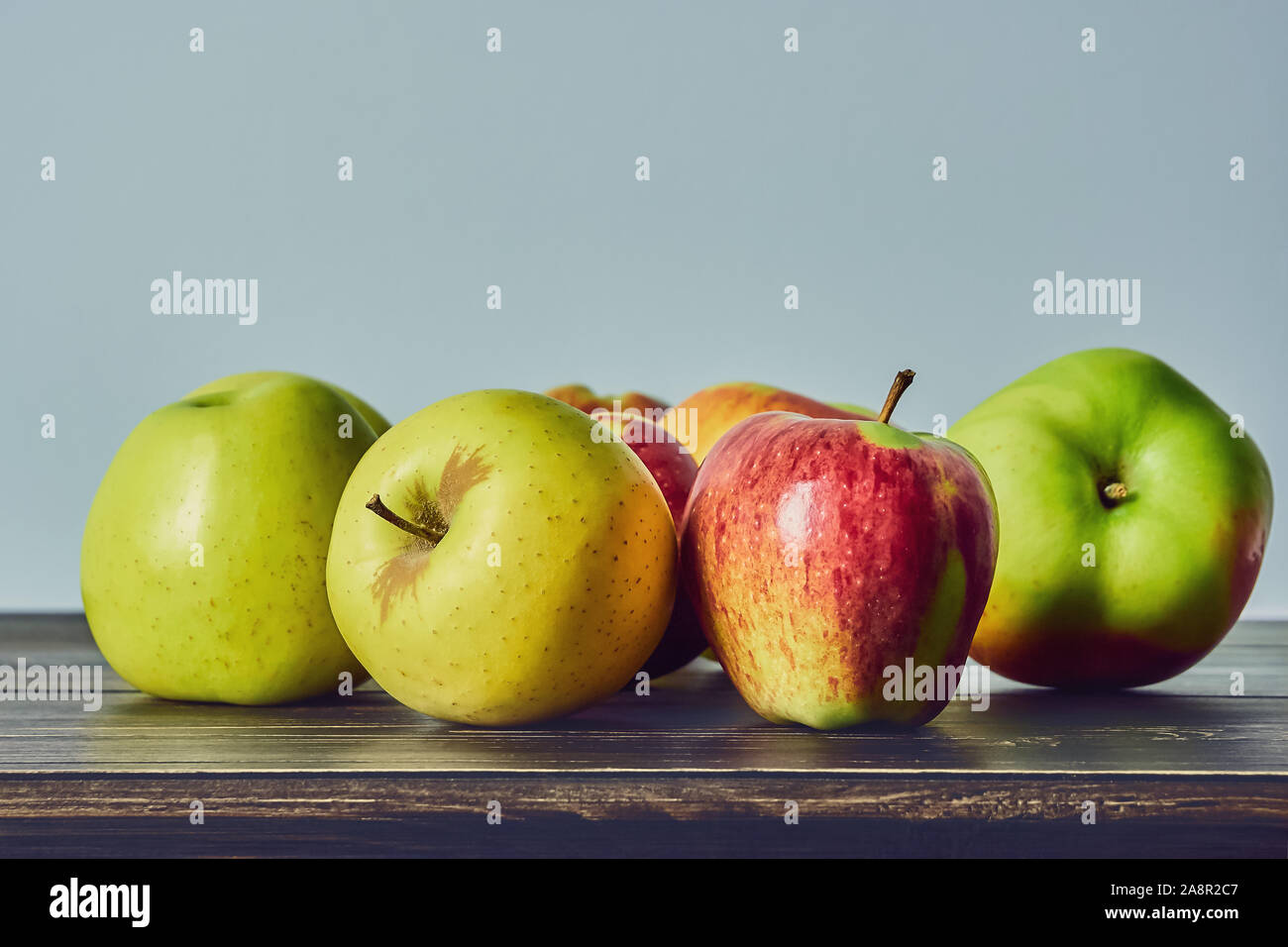 Reife Früchte, Äpfel auf einer hölzernen alte Tabelle. Obst still life Stockfoto