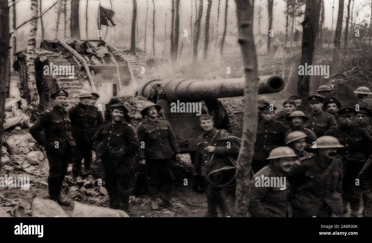 Britischen Tommies verstärkt durch ein Mark IV Tank, mit einem Deutschen 5,5 Zoll naval Gun während der Schlacht von Cambrai, 1917 gefangen. Es war ein britischer Angriff der größten deutschen Zähler gefolgt - Angriff gegen die British Expeditionary Force (BEF) seit 1914, im Ersten Weltkrieg. Die Stadt Cambrai, im Département Nord, war ein wichtiger Punkt für die Versorgung der Deutschen Siegfriedstellung (an die britische wie die Hindenburg bekannt). Stockfoto
