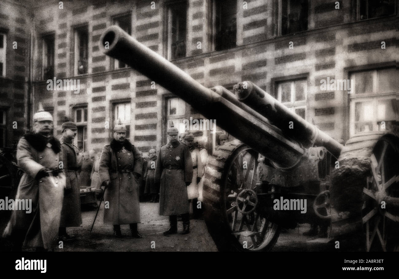 Kaiser Wilhelm II. und Kronprinz Rupprecht von Bayern, der das 6. deutsche Armee an der Westfront geboten, prüfen eine schwere britische Feld Waffe während der Schlacht von Cambrai, 1917 gefangen. Es war ein britischer Angriff der größten deutschen Zähler gefolgt - Angriff gegen die British Expeditionary Force (BEF) seit 1914, im Ersten Weltkrieg. Die Stadt Cambrai, im Département Nord, war ein wichtiger Punkt für die Versorgung der Deutschen Siegfriedstellung (an die britische wie die Hindenburg bekannt). Stockfoto