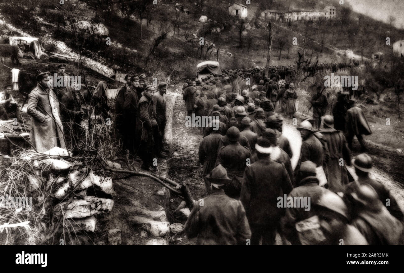 Italienische Kriegsgefangene während der Schlachten des Flusses Piave genommen gekämpft zwischen 10. November und 25. Dezember 1917. Der Fluss beginnt in den Alpen und fließt Südosten für 220 km (140 mi) in die Adria in der Nähe der Stadt Venedig in Norditalien. Die österreichisch-ungarische Armee, durch deutsche Einheiten unterstützt, versucht, über den endgültigen Zusammenbruch von Italien zu bringen. Beide Offensiven wurden zurückgeschlagen, markieren einen Wendepunkt im Ersten Weltkrieg an der italienischen Front. Stockfoto