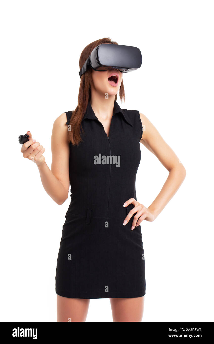 Junge aufgeregt Frau in VR-Headset und Fernbedienung, den Mund offen, isoliert auf weißem Stockfoto