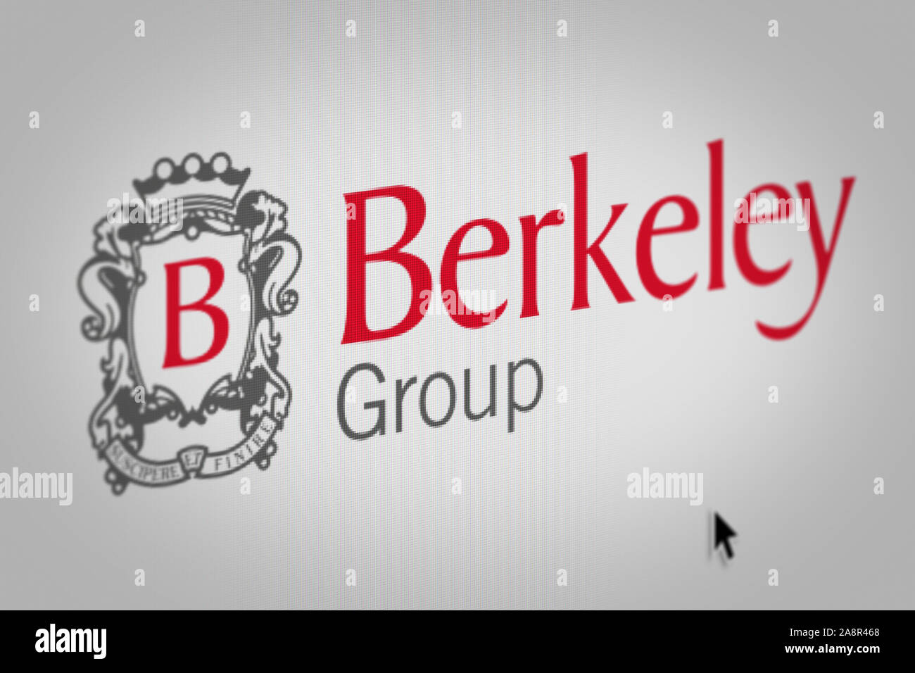 Logo der öffentlichen Unternehmen Berkeley Group Holdings auf einem Bildschirm in der Nähe angezeigt. Credit: PIXDUCE Stockfoto