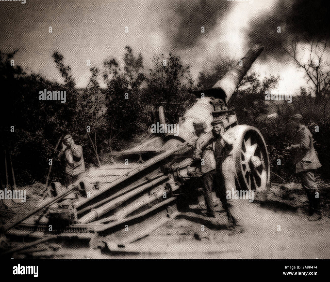 Deutsche Field Artillery in Aktion auf dem schwarzen Tag der 8. August 1918. Bereits im März 1918; die Deutschen ihre Feder Offensive; bestehend aus vier verschiedenen großen Schlachten zwischen März und Juli, fuhr die Verbündeten, die mehr als 50 Meilen reeling. In den frühen Morgenstunden des 8. August; 1918; die Deutsche Armee, abgereichertes und nach Monaten des angreifenden erschöpft; waren völlig überrascht, als die Briten Vierten Armee angegriffen und; am Ende des Tages; ein Loch gestanzt hatte 15 Meilen Breite vorn.; Stockfoto