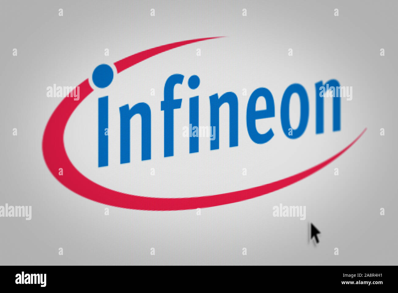 Logo der öffentlichen Unternehmen Infineon Technologies auf einem Bildschirm in der Nähe angezeigt. Credit: PIXDUCE Stockfoto