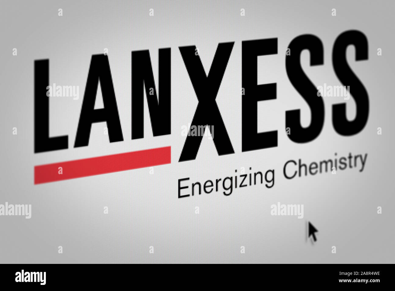 Logo der öffentlichen Unternehmen Lanxess AG auf einem Bildschirm in der Nähe angezeigt. Credit: PIXDUCE Stockfoto