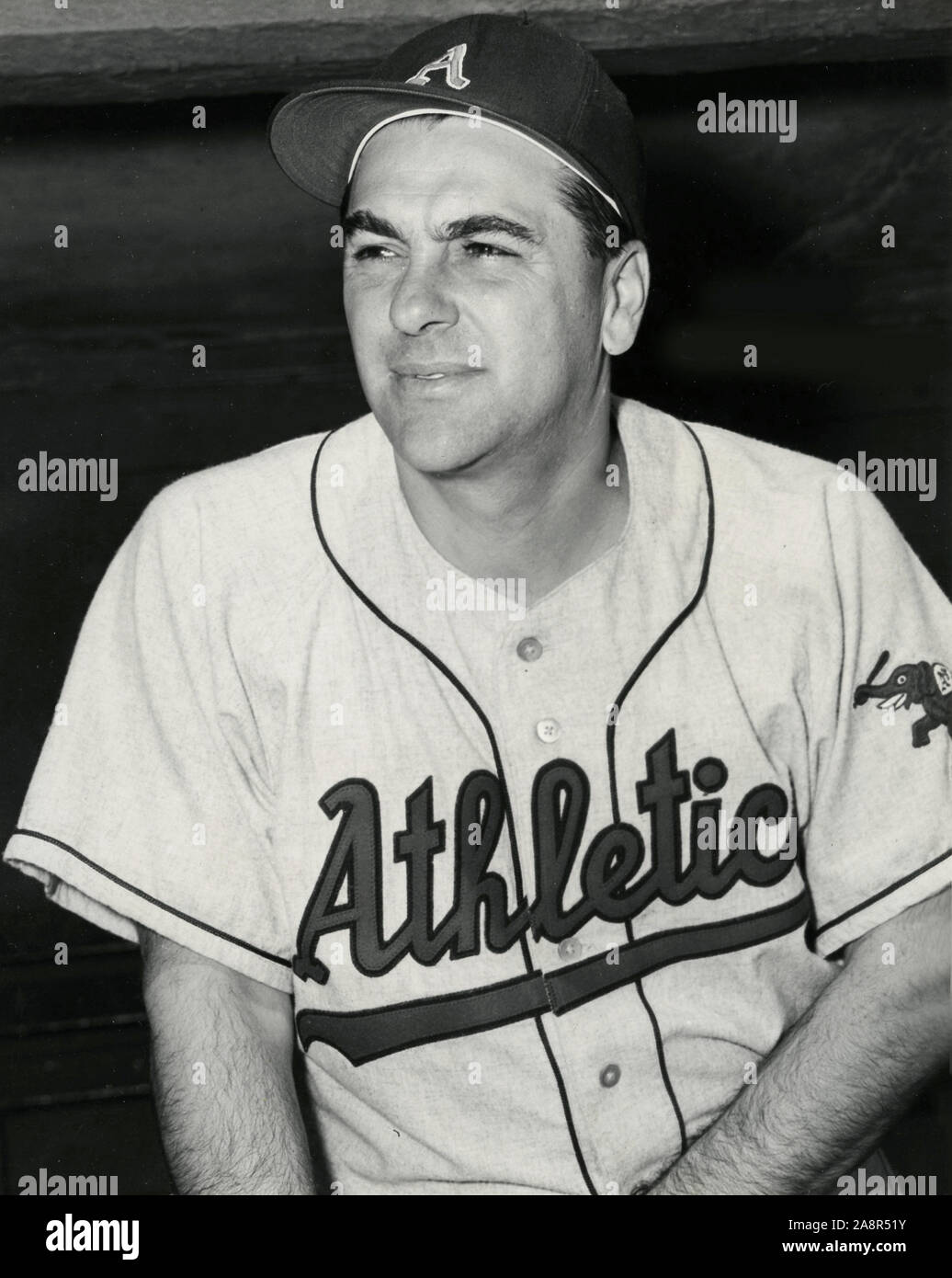 Vintage schwarz-weiß Foto von Hall of Fame Baseball player Lou Boudreau, der die Kansas City Athletik in der Mitte der 50er Jahre geführt. Stockfoto