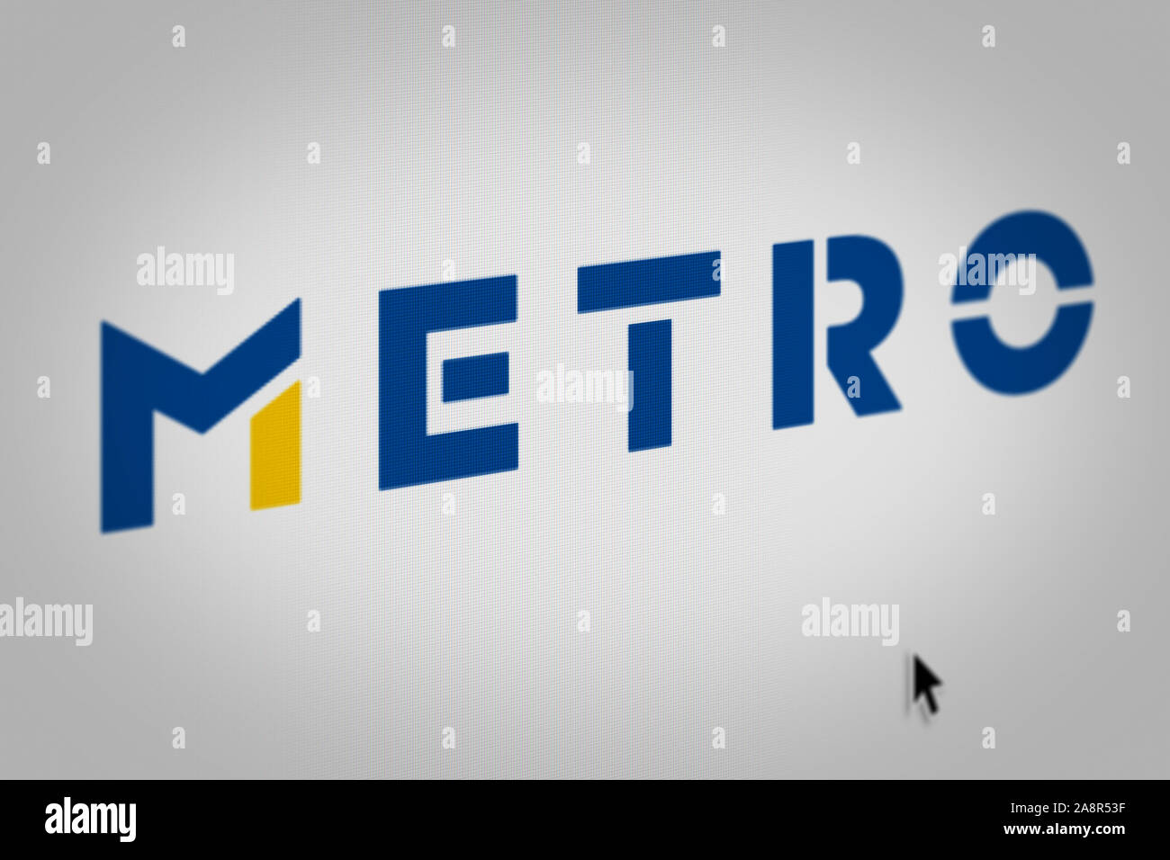 Logo der öffentlichen Unternehmen Metro AG auf einem Bildschirm in der Nähe angezeigt. Credit: PIXDUCE Stockfoto