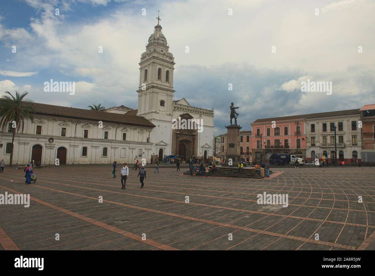 Kirche von Santo Domingo und Plaza in der historischen Altstadt von Quito, Ecuador Stockfoto