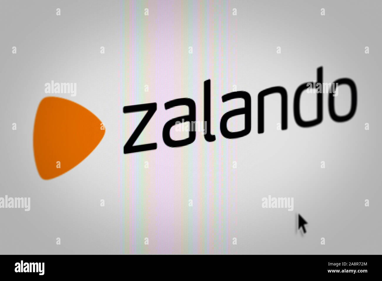 Logo der öffentlichen Unternehmen Zalando SE auf einem Bildschirm in der Nähe angezeigt. Credit: PIXDUCE Stockfoto