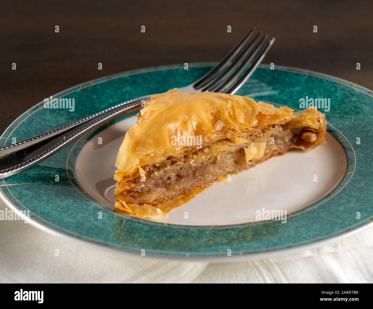 Von oben Blick auf Griechisch baklava Honig Dessert Essen zum Mitnehmen zu Hause mit Serviette, vergoldet Stockfoto