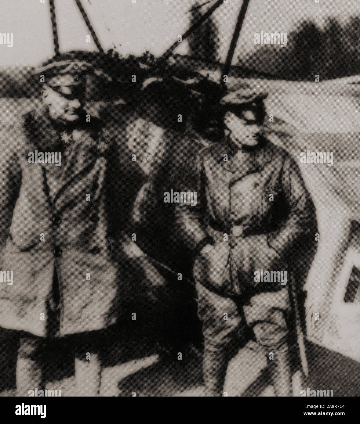 Manfred Albrecht Freiherr von Richthofen (1892-1918), auch bekannt als die 'Red Baron', (rechts) war ein Fighter Pilot mit der Deutschen Luftwaffe während des ersten Weltkrieges wird er als Die ace-of-Asse des Krieges, offiziell mit 80 Air Combat Siege gutgeschrieben. Mit seinem jüngeren Bruder Lothar (1894-1922) auch eine Deutsche Ersten Weltkrieg fighter Ace mit 40 Siege gutgeschrieben fotografiert. Stockfoto