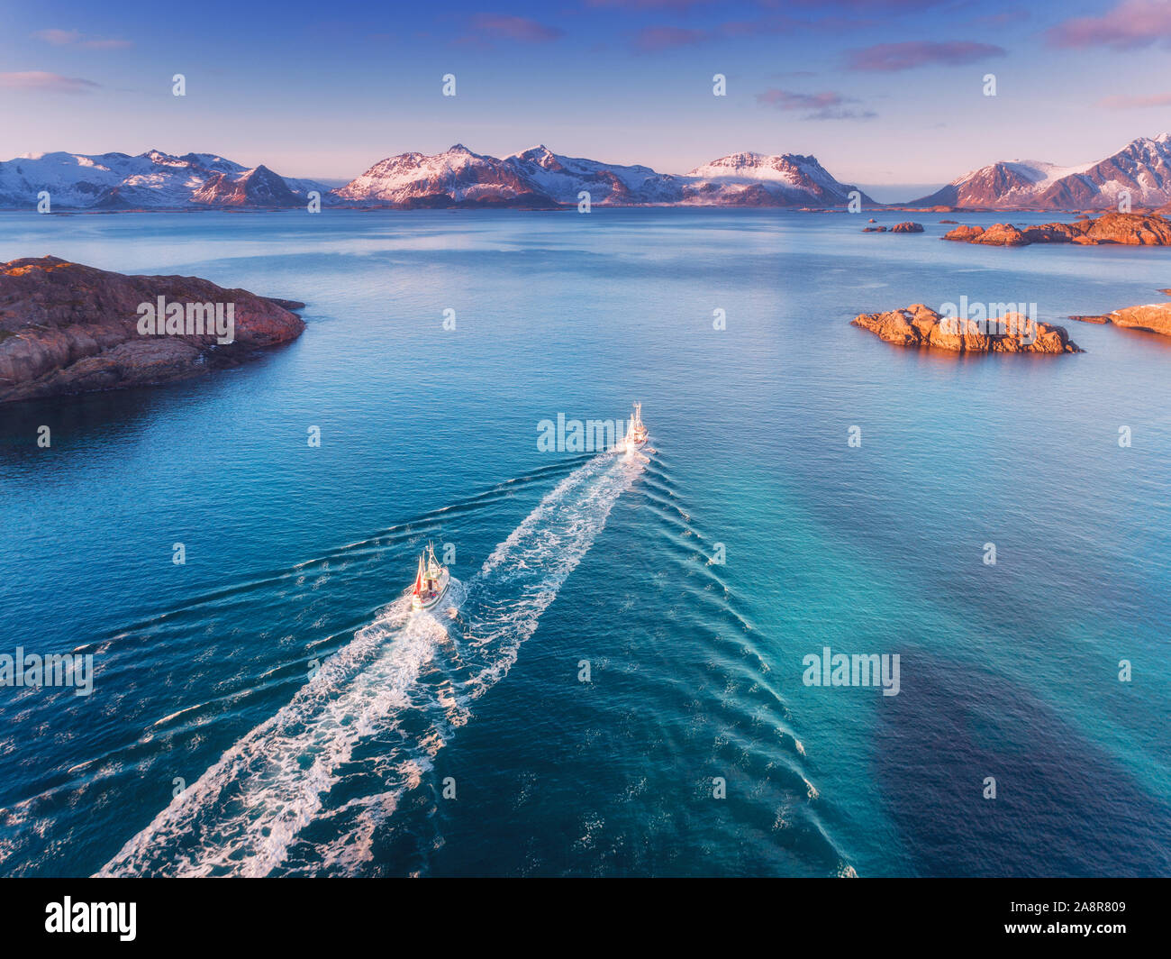 Luftaufnahme von Fischerbooten, Felsen in das Blau des Meeres Stockfoto