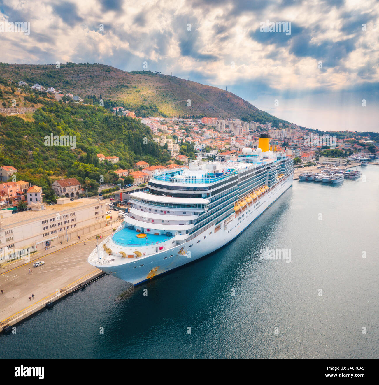 Luftaufnahme von schönen großen weißen Kreuzfahrtschiffe an einem sonnigen Tag Stockfoto