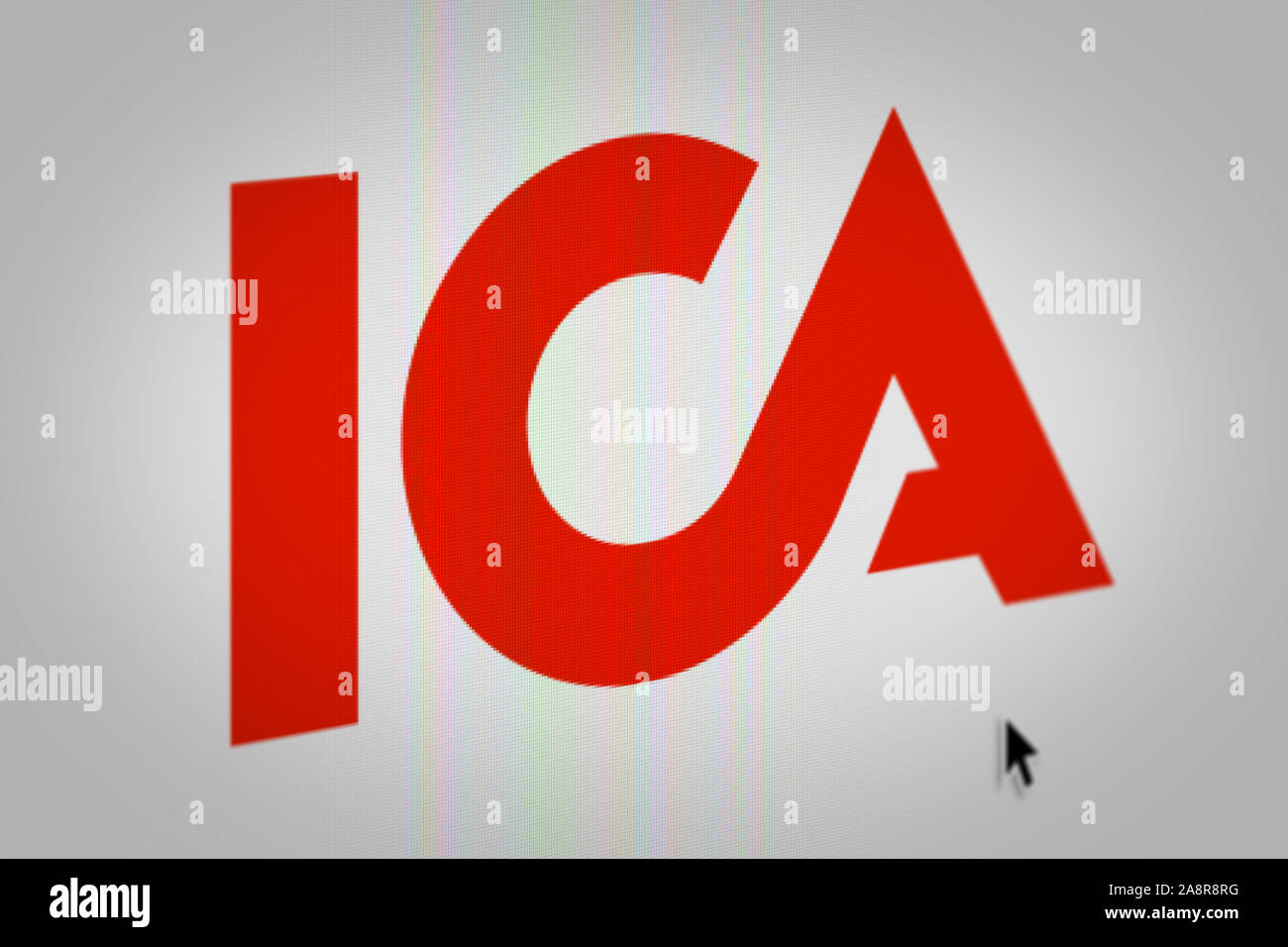 Logo des öffentlichen Unternehmens ICA-Gruppen auf einem Bildschirm in der Nähe angezeigt. Credit: PIXDUCE Stockfoto
