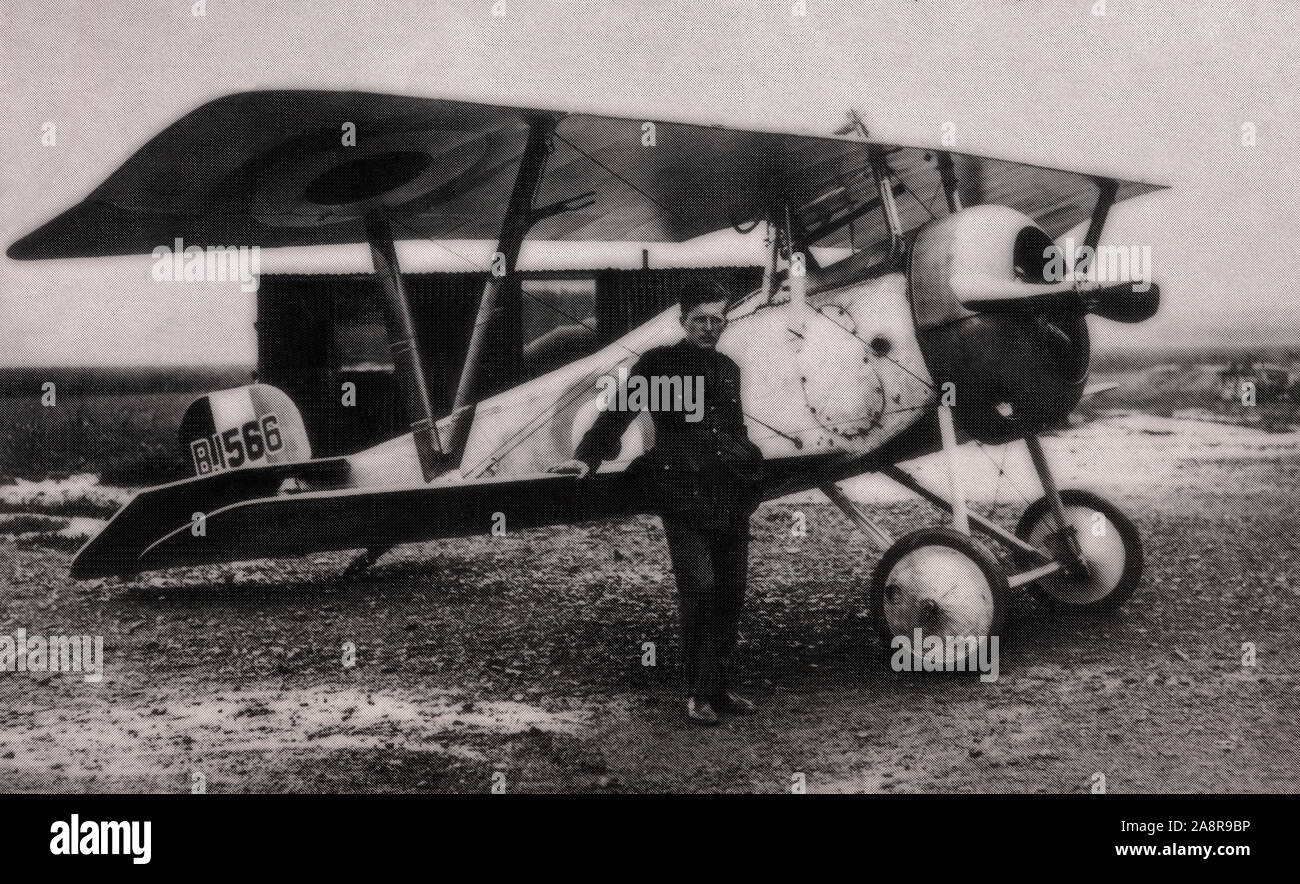 Billy Bishop, mit seiner Nieuport 17 Fighter 60 Squadron bei Filescamp Farm in der Nähe von Arras im Département Pas-de-Calais, 1917. William Avery Bishop, VC, CB, DSO & Bar, MC, DFC, ED (1894-1956) war ein kanadischer Flying Ace des Ersten Weltkriegs. Er wurde offiziell mit 72 Siegen, wodurch er zu der oberen Kanadischen und Britischen Empire ace des Krieges gutgeschrieben. Er wurde später ein Air Marshal und der Empfänger der Victoria Cross. Stockfoto