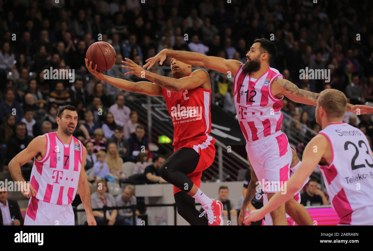 Bonn, Deutschland, 10.11.2019, Telekom Dome, Basketball, Bundesliga, BBL, Telekom Baskets Bonn vs Brose Bamberg: Nelson Weidemann (Bamberg, L) und Martin Stockfoto