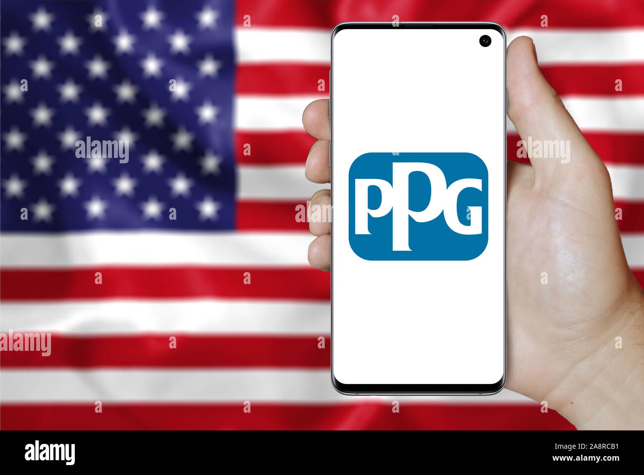 Logo der öffentlichen Unternehmen PPG Industries angezeigt auf einem Smartphone. Flagge der USA Hintergrund. Credit: PIXDUCE Stockfoto