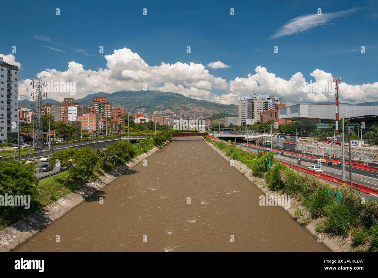 Die Medellin Fluss, der fließt durch das Zentrum der Stadt Medellin, Kolumbien. Comunas 10 und 11 sind auf beiden Seiten des Flusses. Stockfoto