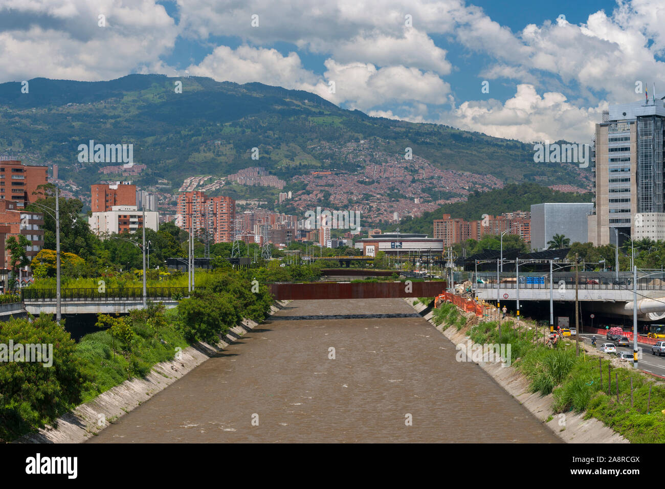 Die Medellin Fluss, der fließt durch das Zentrum der Stadt Medellin, Kolumbien. Comunas 10 und 11 sind auf beiden Seiten des Flusses. Stockfoto