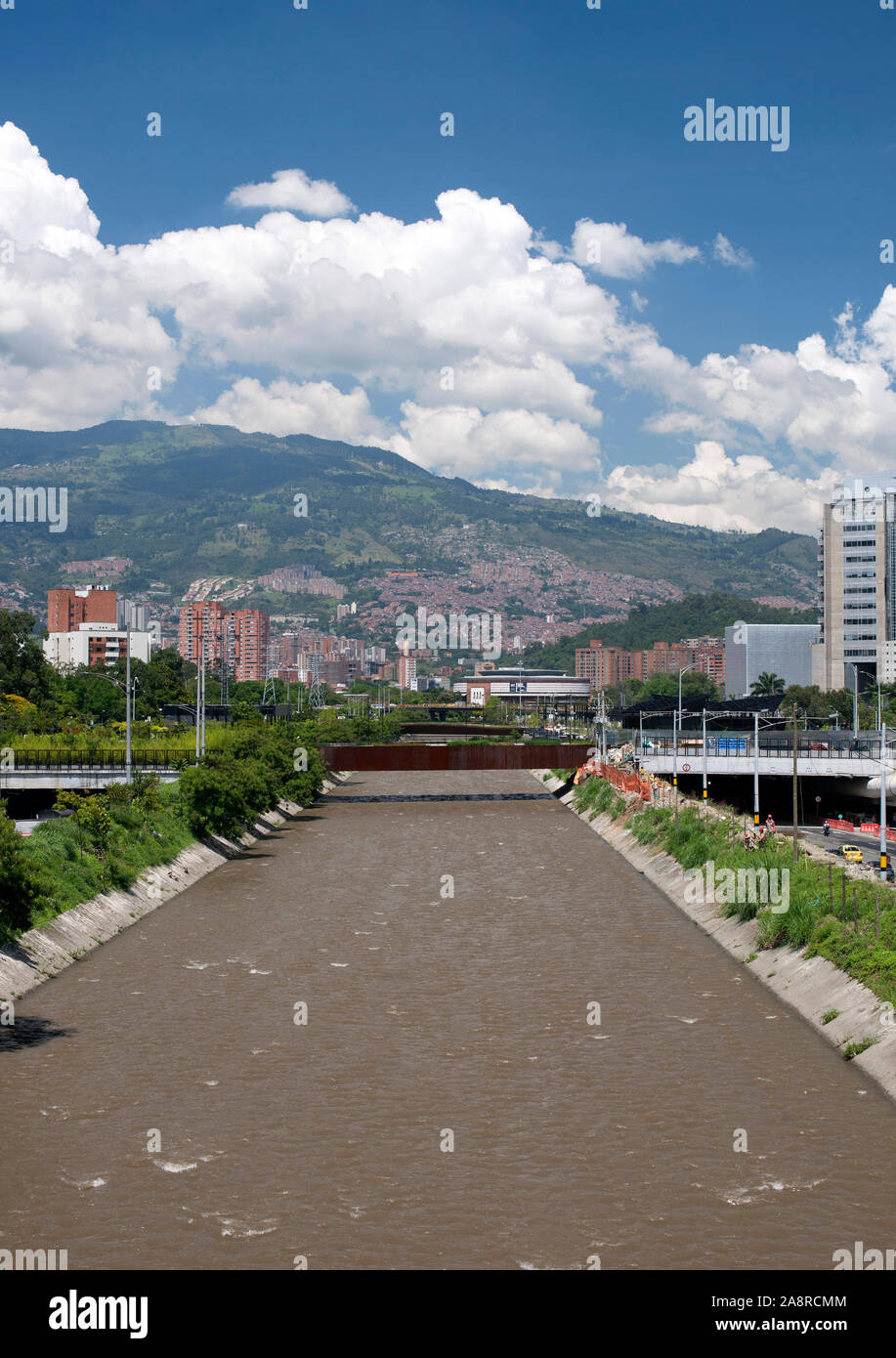 Die Medellin Fluss, der fließt durch das Zentrum der Stadt Medellin, Kolumbien. Comunas 10 und 11 sind auf beiden Seiten des Flusses. Stockfoto