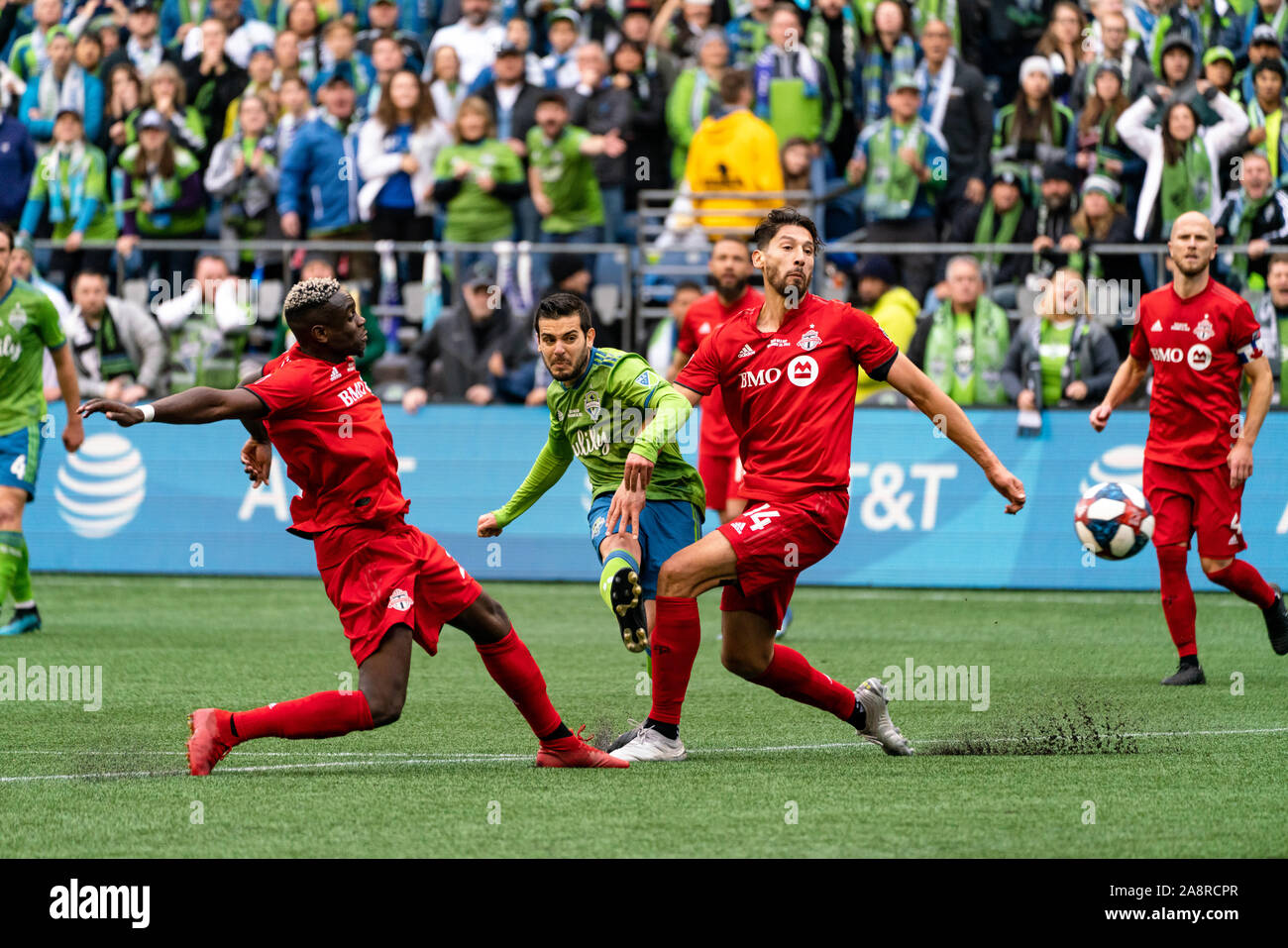 Seattle, USA. 10 Nov, 2019. Victor Rodriquez (8) schießt und Kerben Seattles zweiten und das etwaige Spiel Siegtor gegen Toronto FC. Credit: Ben Nichols/Alamy leben Nachrichten Stockfoto