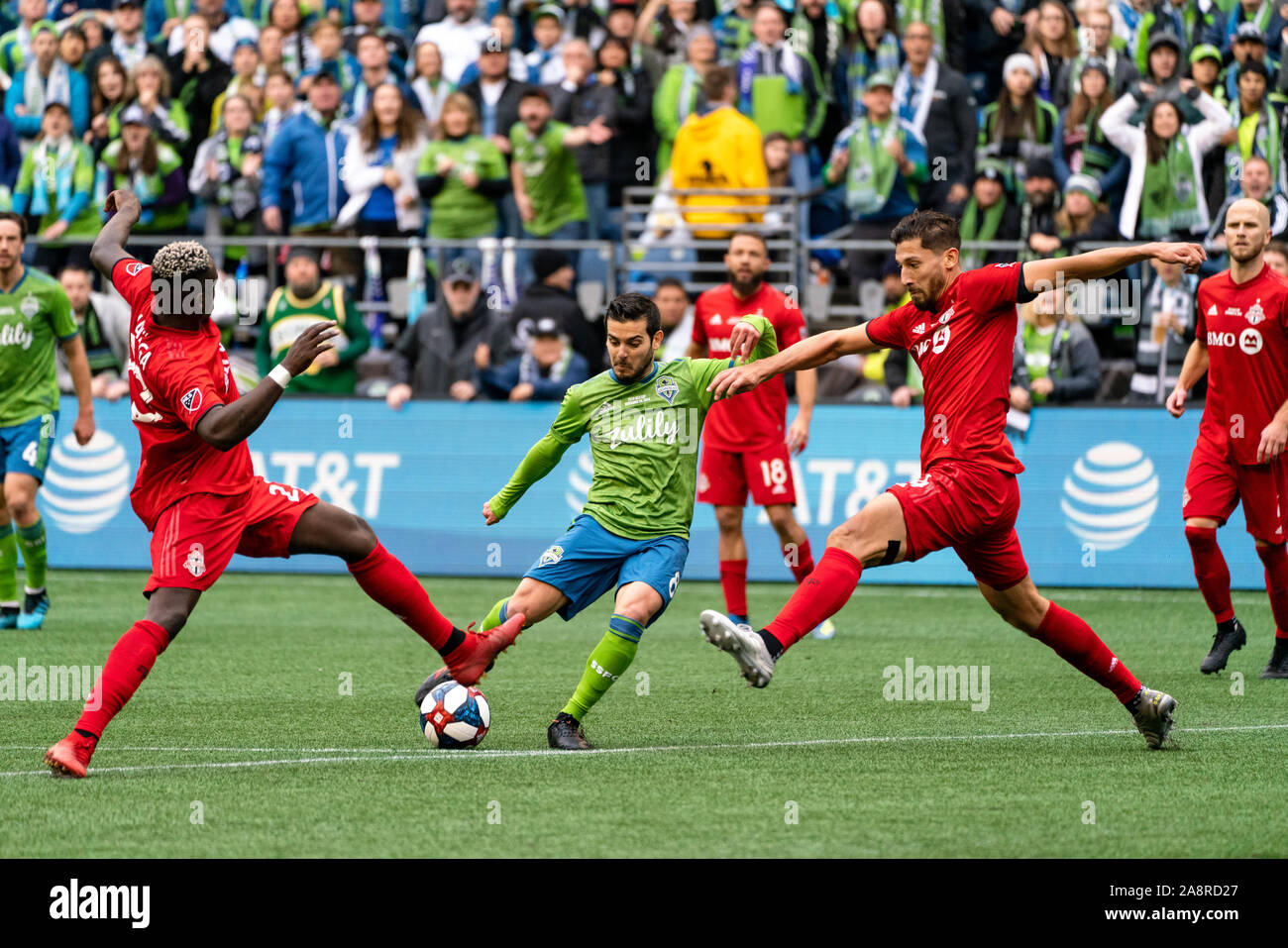 Seattle, USA. 10 Nov, 2019. Victor Rodriquez (8) schießt und Kerben Seattles zweiten und das etwaige Spiel Siegtor gegen Toronto FC. Credit: Ben Nichols/Alamy leben Nachrichten Stockfoto