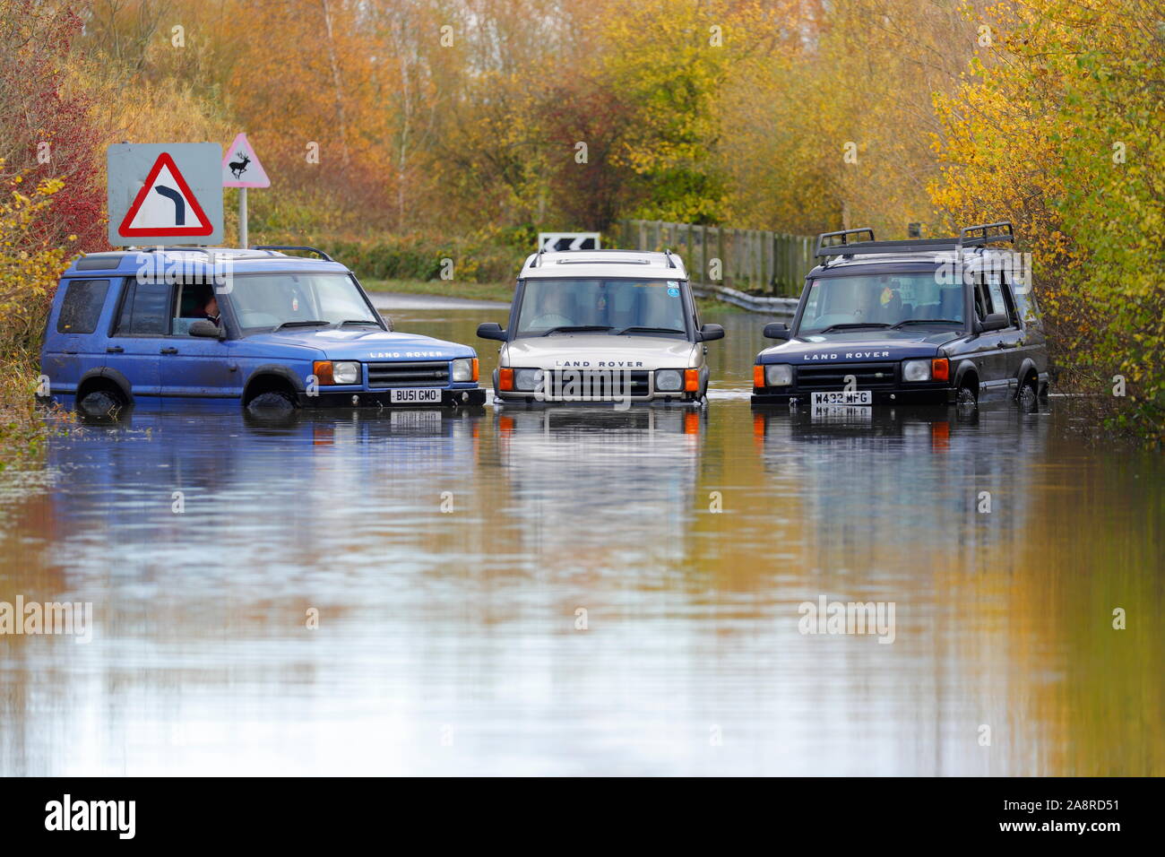 3 Landrover Discovery in Hochwasser an Fairburn Ings in der Nähe Castleford Stockfoto