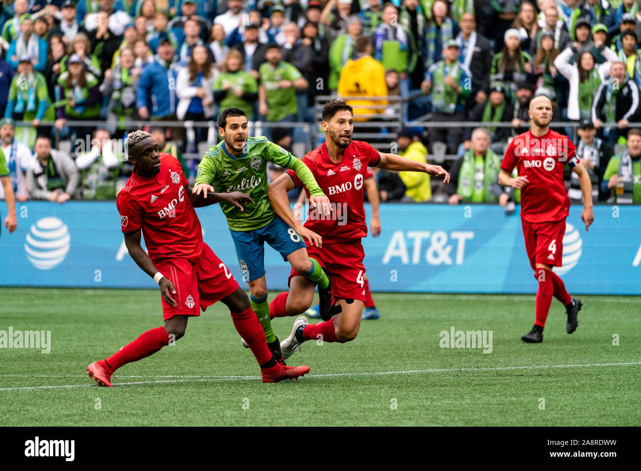 Seattle, USA. 10 Nov, 2019. Victor Rodriquez (8) schießt und Kerben Seattles zweiten und das etwaige Spiel Siegtor gegen Toronto FC. Credit: Ben Nichols/Alamy leben Nachrichten Stockfoto