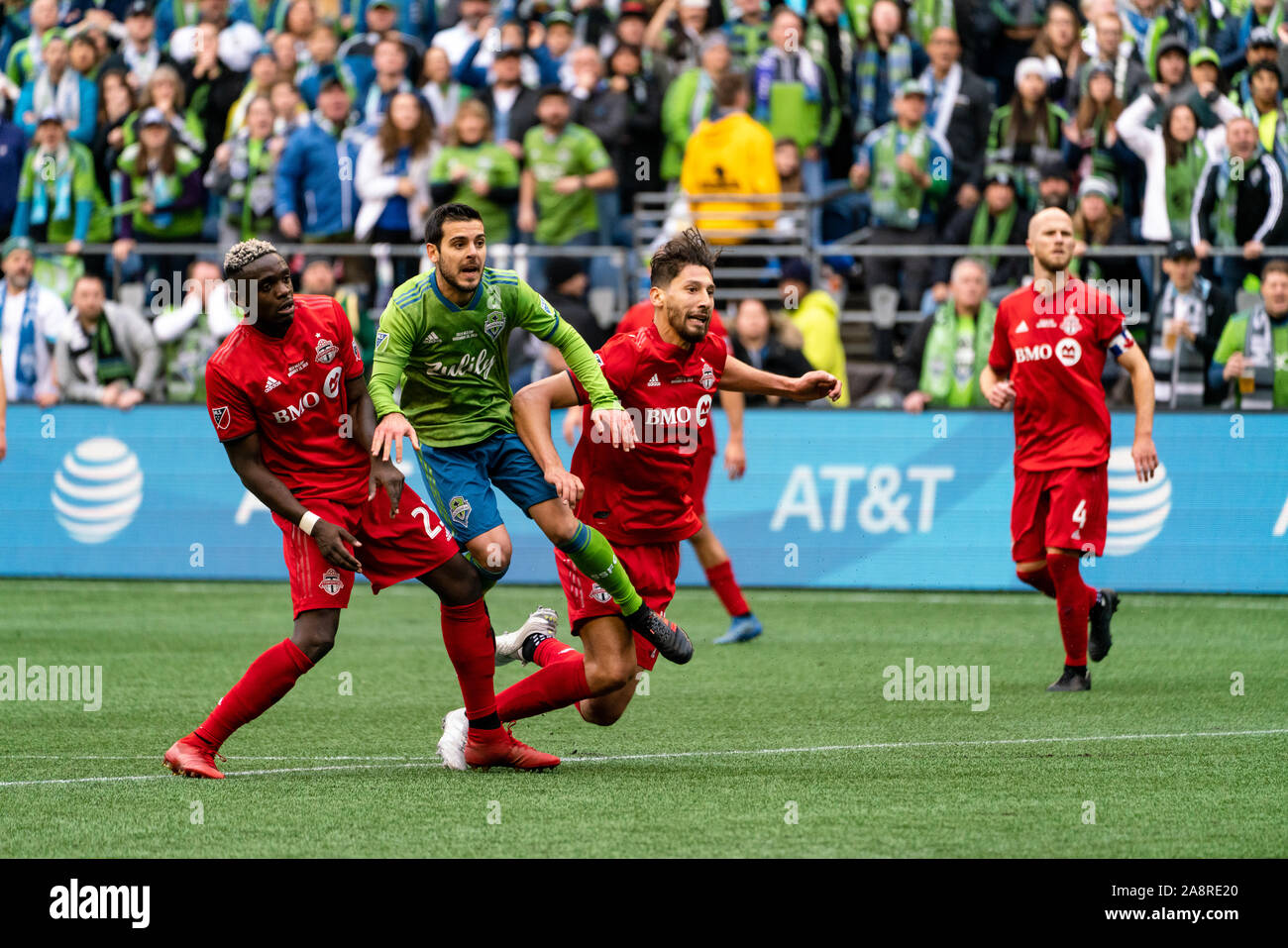 Seattle, USA. 10 Nov, 2019. Victor Rodriquez (8) schießt und Kerben Seattles zweiten und das etwaige Spiel Siegtor gegen Toronto FC. Credit: Ben Nichols/Alamy leben Nachrichten Stockfoto