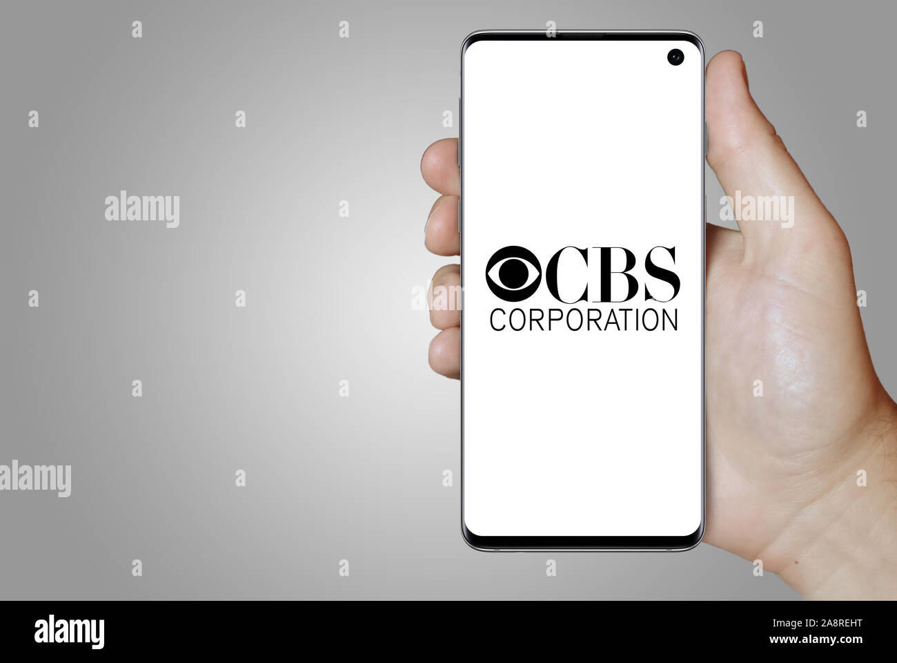 Logo der öffentlichen Unternehmen CBS Corp. auf dem Smartphone angezeigt. Grauer Hintergrund. Credit: PIXDUCE Stockfoto