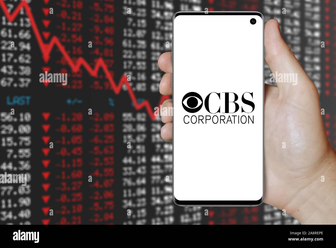 Logo der öffentlichen Unternehmen CBS Corp. auf dem Smartphone angezeigt. Negative Börse Hintergrund. Credit: PIXDUCE Stockfoto