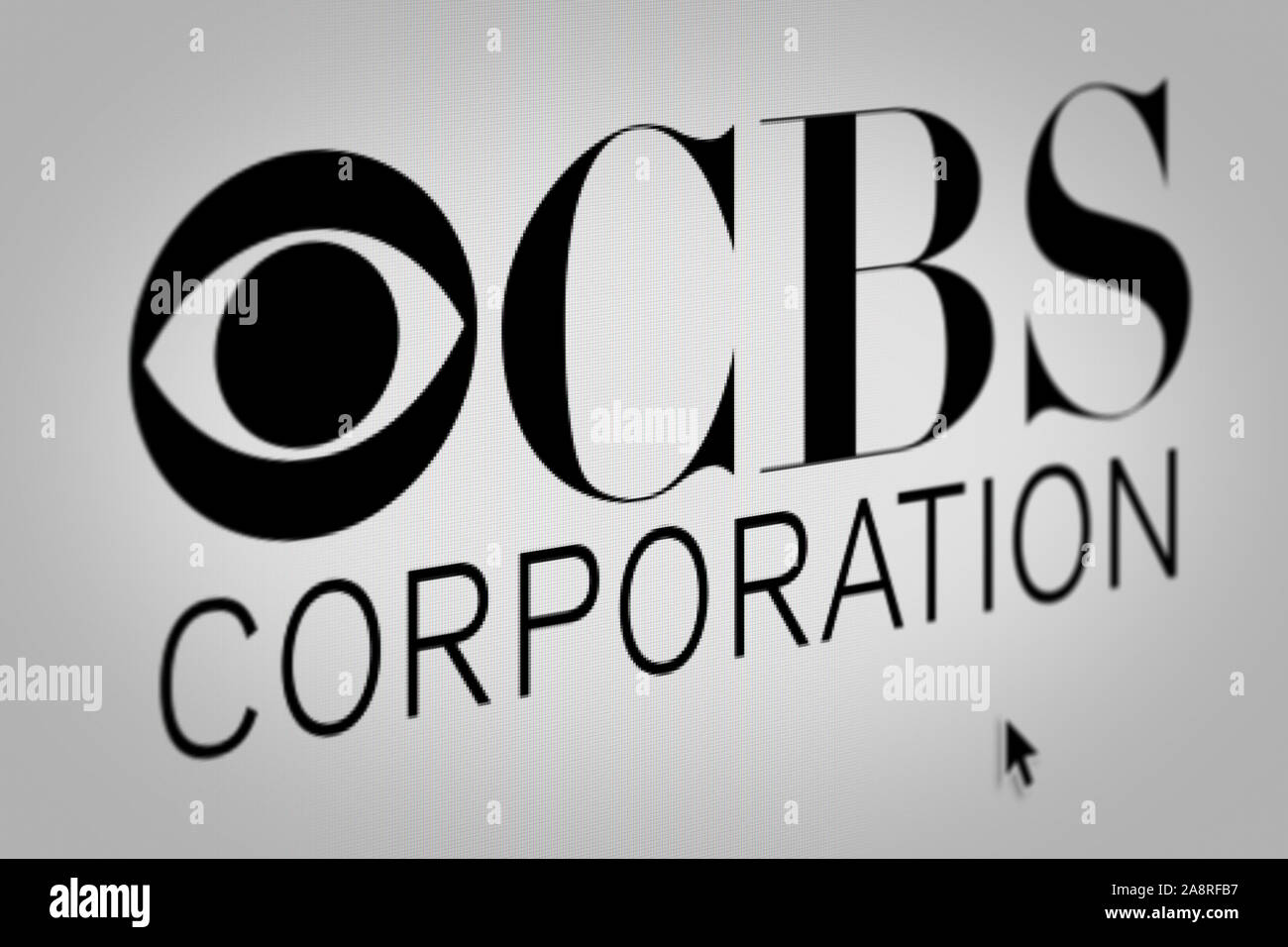 Logo des öffentlichen Unternehmens CBS Corp. auf einem Bildschirm in der Nähe angezeigt. Credit: PIXDUCE Stockfoto