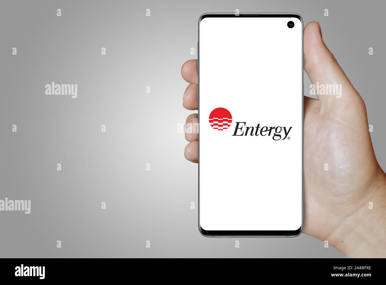 Logo der öffentlichen Gesellschaft Entergy Corp. auf dem Smartphone angezeigt. Grauer Hintergrund. Credit: PIXDUCE Stockfoto