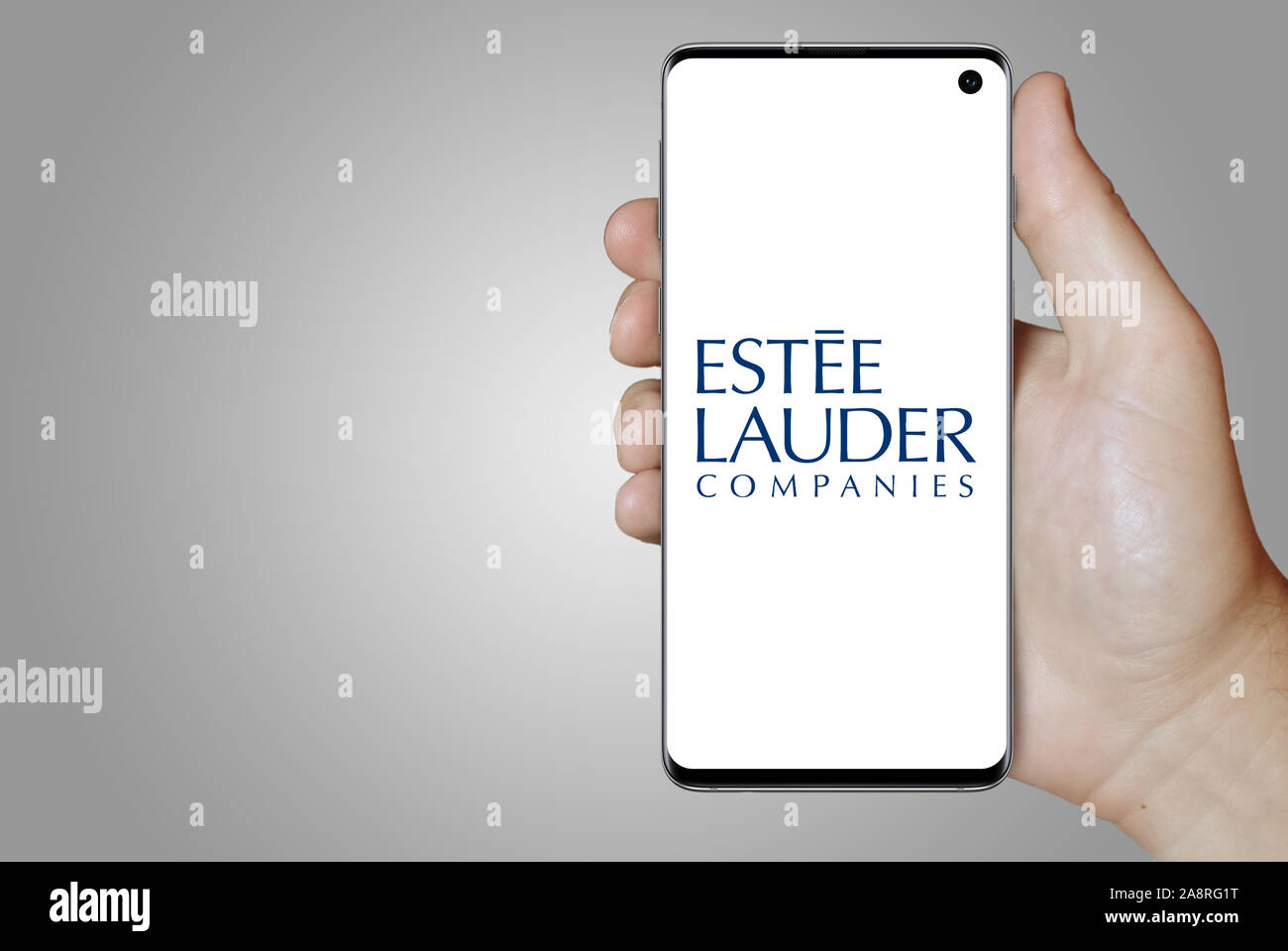Logo der öffentlichen Unternehmen Estee Lauder Cos auf dem Smartphone angezeigt. Grauer Hintergrund. Credit: PIXDUCE Stockfoto